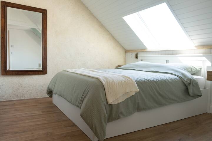 منطقة النوم رقم2 - غرفة نوم بسرير مزدوج كبير 160 × 200 وخزانة ملابس