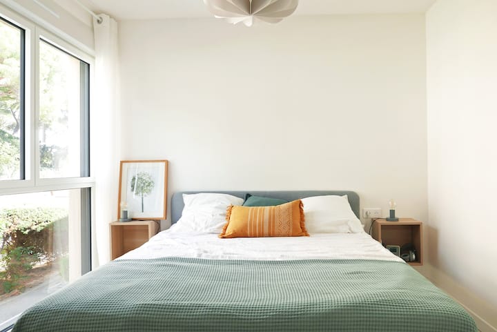 Chumba cha kulala chenye kiyoyozi, kitanda cha 160 x 200, dawati dogo na kabati