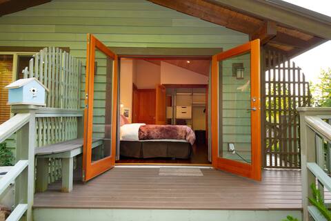 Lovely 1-bedroom ocean & mountain views cottage