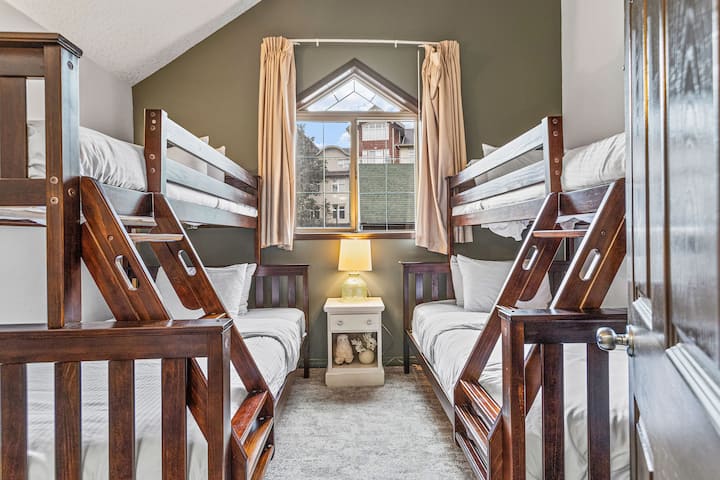2nd bedroom with bunk beds ( Twin over double).