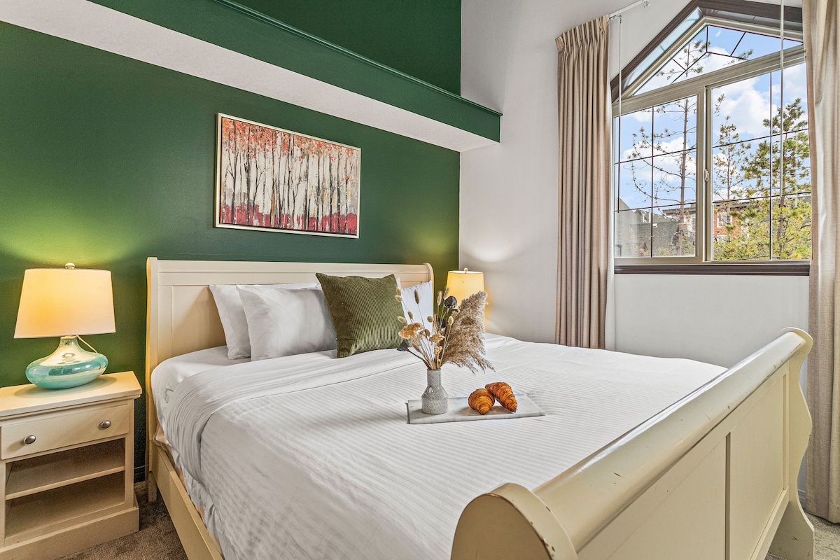 Hlavná spálňa sa môže pochváliť manželskou posteľou King.