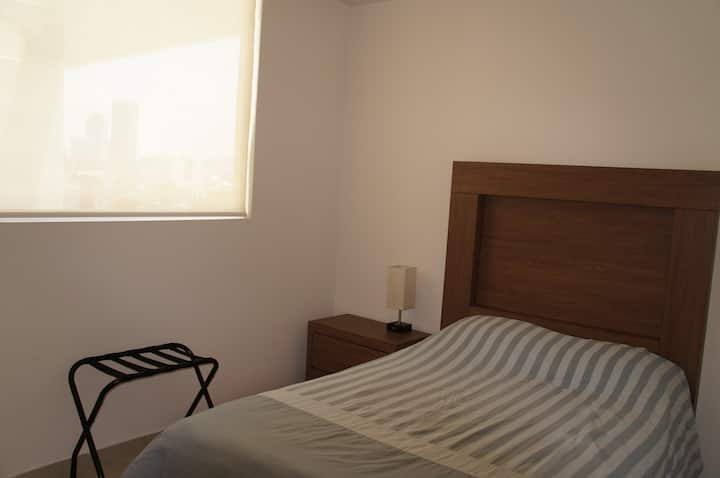 Sekundarna spavaća soba:
1) Bračni krevet (širine 125-149 cm)
2) Klima-uređaj (pingvin)
3) Široki ormar
4) Električni grijač