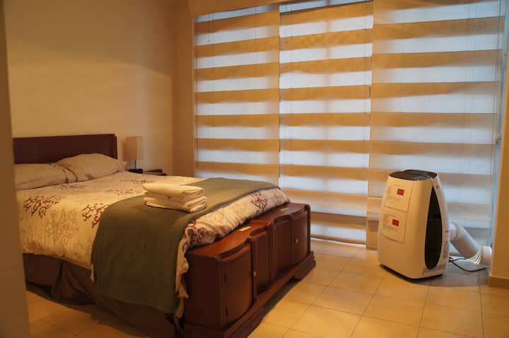 Glavna spavaća soba:
1) Bračni krevet (širine 125-149 cm)
2) Klima-uređaj (pingvin) 
3) Zavjese za zamračivanje
4) Kupaonica s WC-om u spavaćoj sobi
5) Široki ormar
6) Glačalo i daska za glačanje
7) Električni grijač
