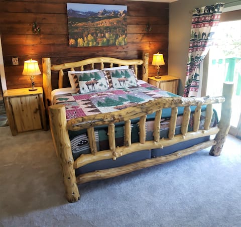 Cozy 3-Bed Cabin w/ Hot Tub +King Master+Treenet