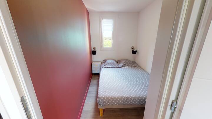 Спалня с легло 140 см, мебели за съхранение и нощно шкафче, тъмни завеси 