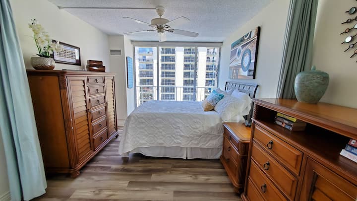 Gözəl fərdi mebeli olan yataq otağı.  Pərdələr (içəridə) əlavə məxfilik təklif edir.

Tam yığışdırmaq və özünüzü evinizdəki kimi hiss etmək üçün çoxlu çəkməcə, şkaf və kamod var.