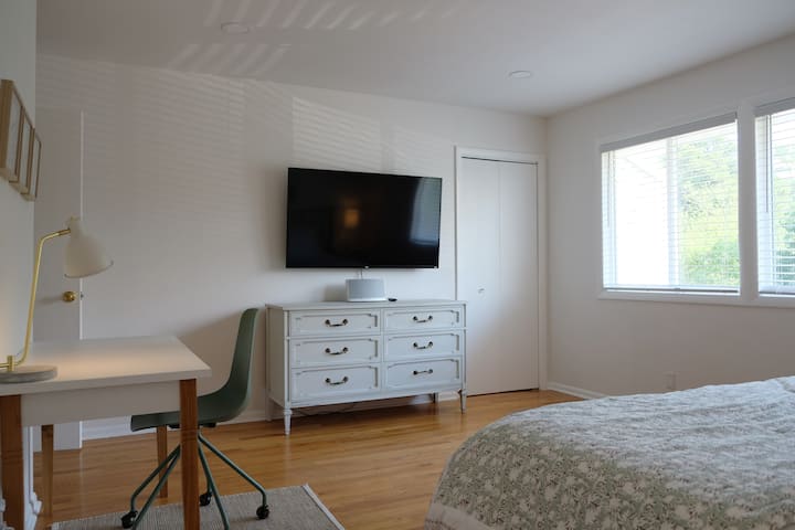 La chambre King dispose d'une télévision connectée et d'un bureau.