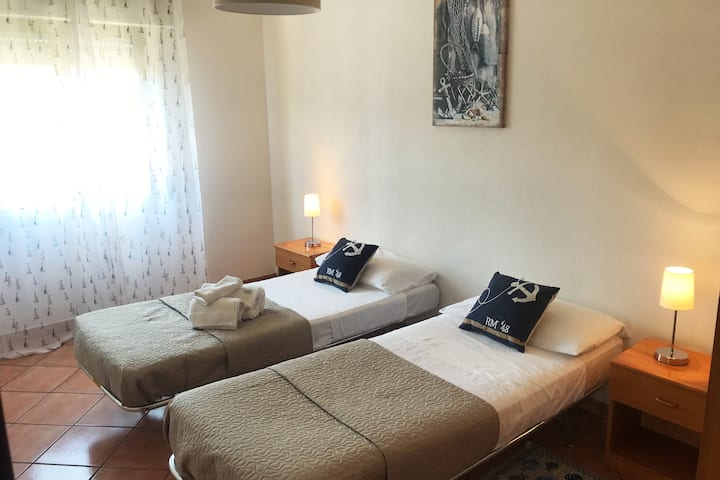 doppel- oder  Zweibettzimmer mit Einzelbetten 