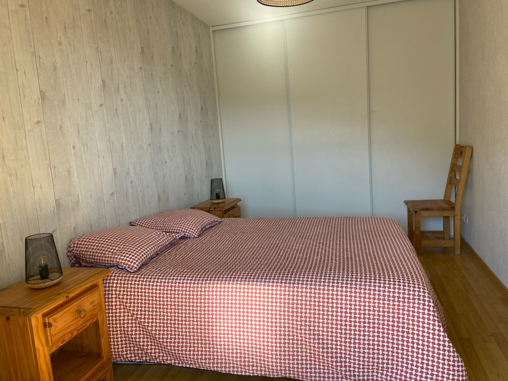 חדר שינה למבוגרים, מזרן נוח מאוד.

מיטות עם ההגעה
מלתחה גדולה,
גישה ישירה למרפסת, נוף להרים.