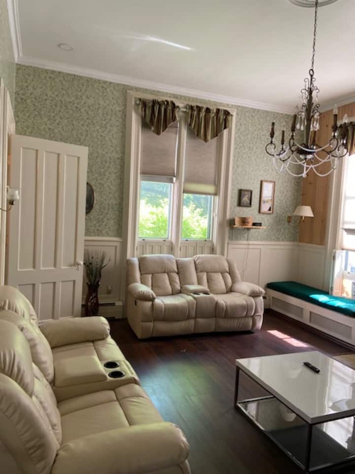 Mansion W/inground Pool & Game Room! Near Lakes. - Gloversville, NY