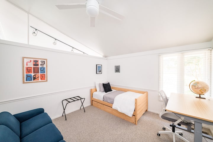 Საძინებელი #4/ოფისი მოიცავს ორსაწოლიან საწოლს, რომელშიც დგას ორსაწოლიანი საწოლი, სამუშაო მაგიდა და დივანი.