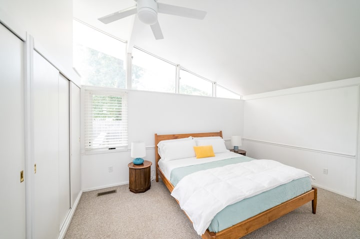 Ძირითადი საძინებელი #2 მოიცავს საწოლს, როკუს ტელევიზორს და კარადას.