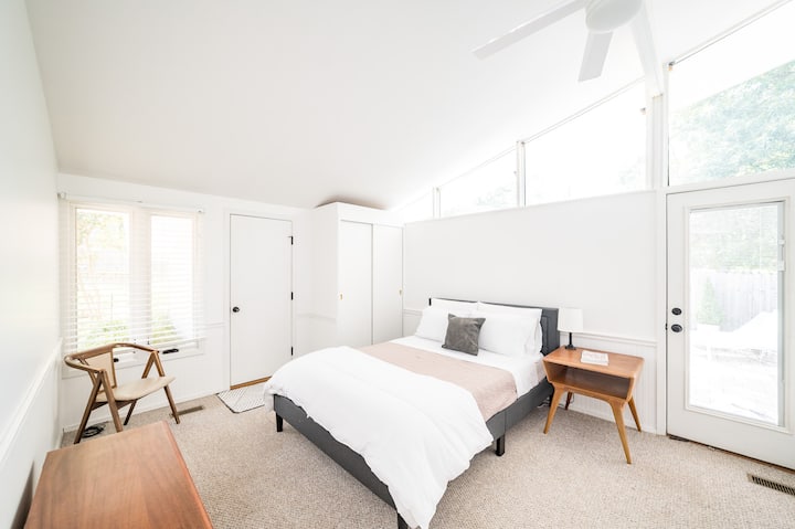 Საძინებელი #3 მოიცავს საწოლს და კარადას.