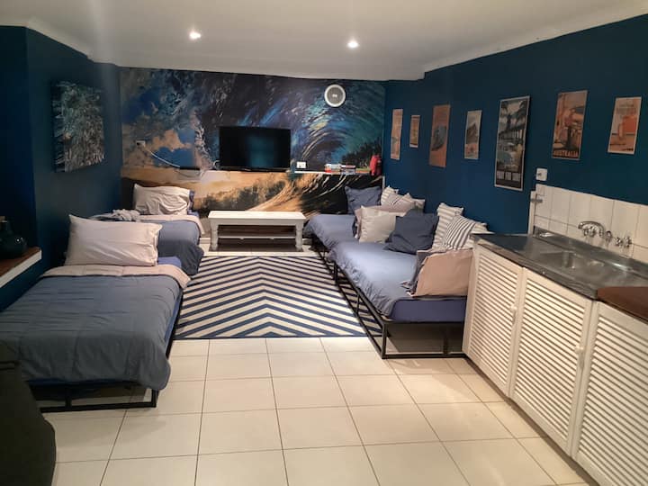 ห้องรับแขกชั้นล่าง - เตียงเดี่ยว 4 หลัง