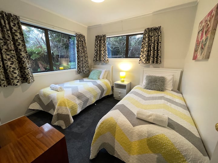 חדר השינה השני מואר ומאוורר עם מיטות קינג סייז נוחות עם שמיכות חשמליות.