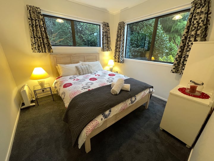 מיטת קווין נוחה עם שמיכה חשמלית.