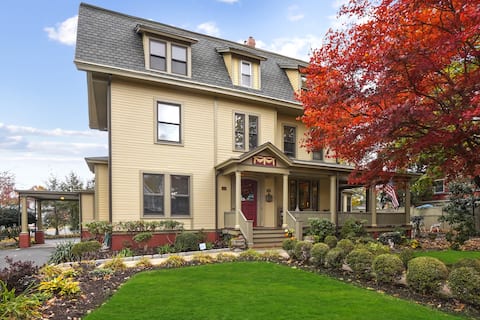 The DeBary Inn - King Suite 17 with Sofa Bed