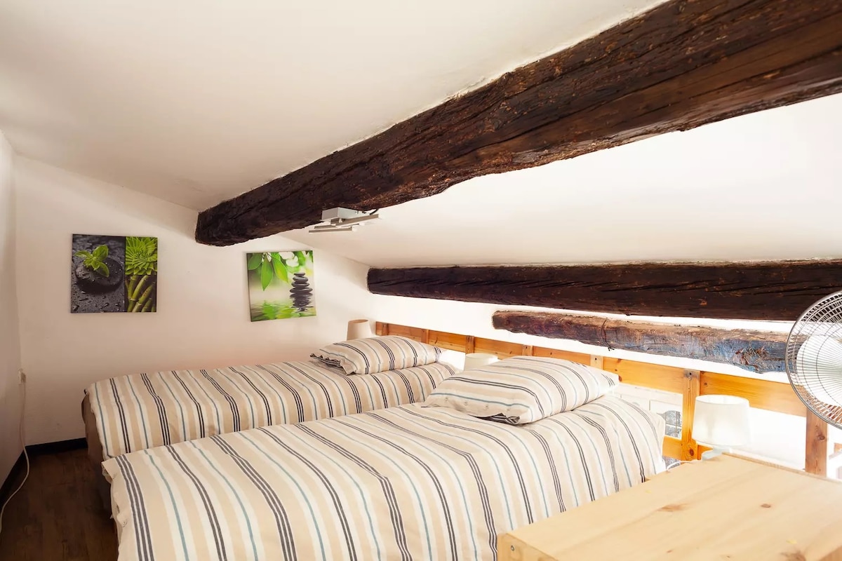 Mezzanine with 2 single beds or 1 double 