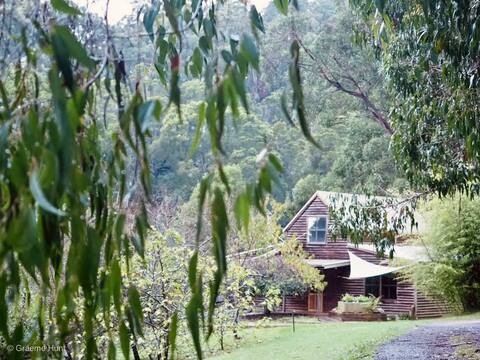 The Barn - 5 Acres of Idyllic Bushland With Views