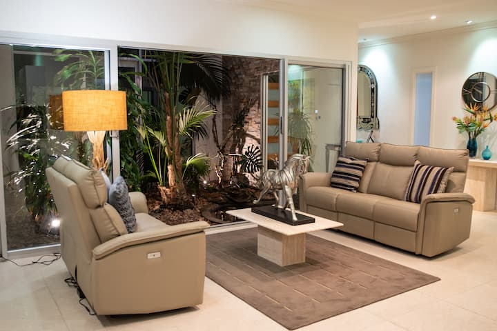 Amazing Glenelg Executive Home With Pool/spa - Glenelg