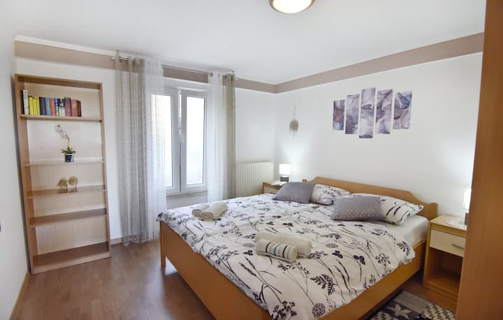 Спална соба 1 со двоен кревет, две ноќни масички со ноќни ламби и гардероба