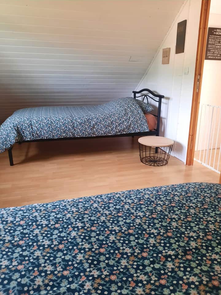 רצפת חדר שינה 2 מיטות יחיד 90x190