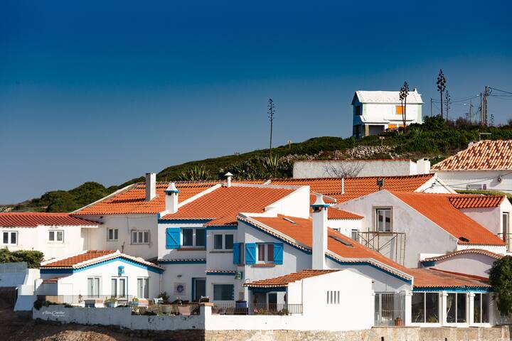 Cabana do Mar-Azenhas do Mar-refuge over the sea gallery image 3