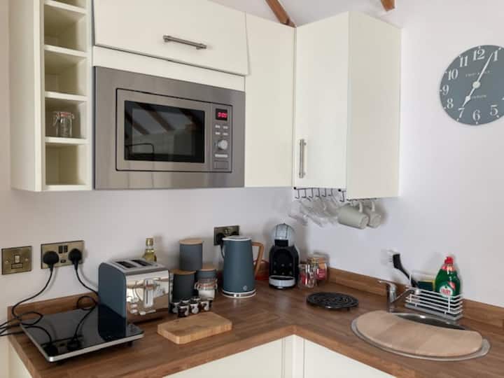 Romantic, Cosy Barn Situated In A Quaint Village - Melrose