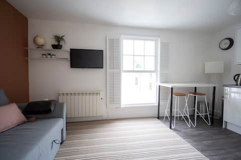 Popular Airbnb listing: The Teapot Cottage. Town Centre. Free Parking. in Warwickshire
