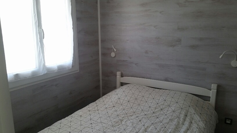 חדר שינה עם 140 מיטות וארון