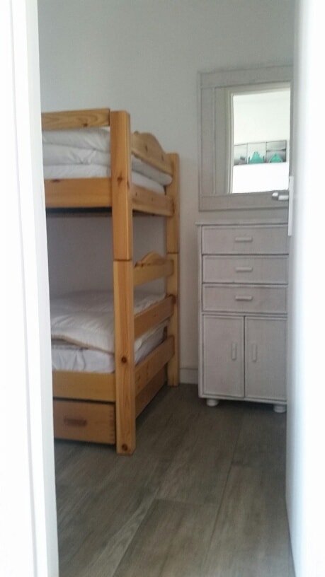 בקתה עם מיטות קומתיים 