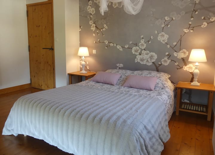 Dormitorio con vistas a la piscina y al jardín, con una cama de matrimonio de 140.