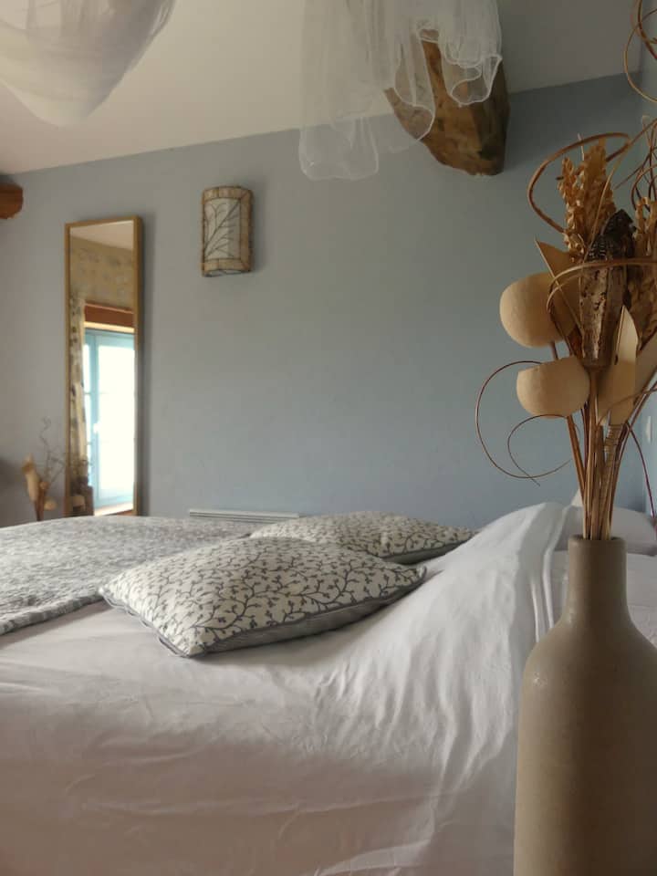 La habitación con cama 160, con vistas a los viñedos.