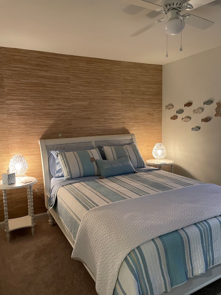 חדר הצבים. קווין ונכנס לארון.