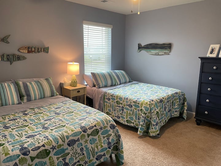 "חדר הלווייתנים ". שתי מיטות זוגיות עם שידה וארון כפול.