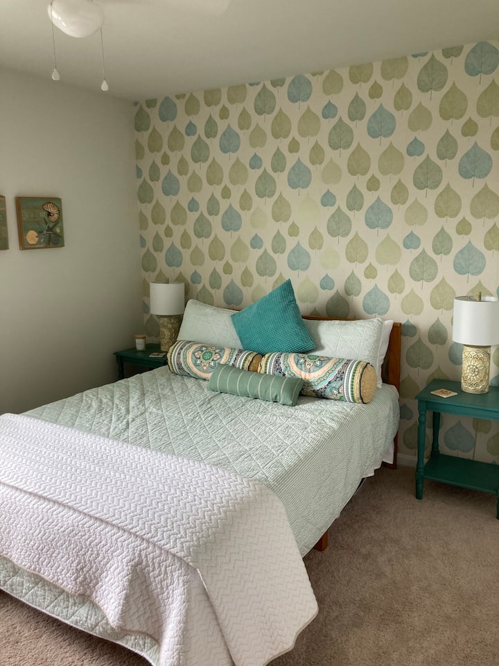 חדר "זן ". מיטת קווין סייז ושידה עם ארון בגודל נחמד. קצף זיכרון.