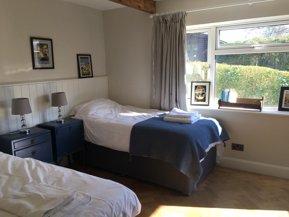 เตียงเสริมทั้งสองเตียงสามารถเปิดออกเพื่อสร้างเตียงเดี่ยวสองเตียงแทน