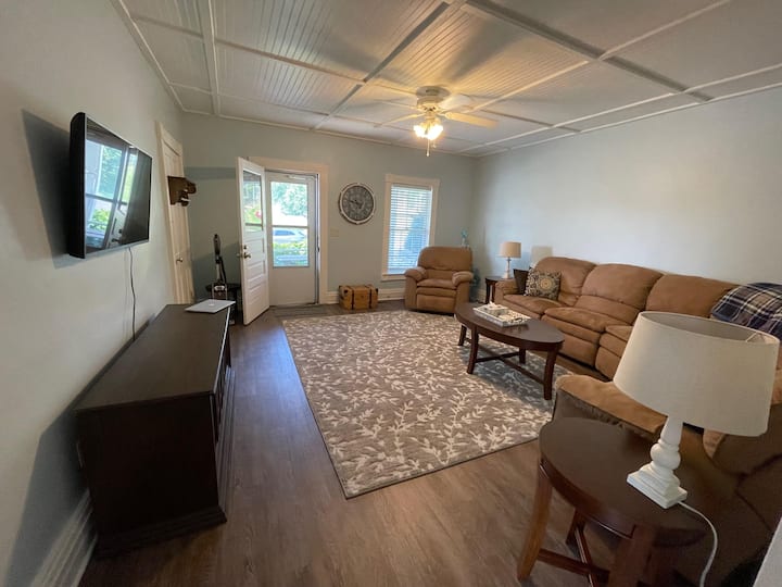 Charming & Spacious 1st Floor In The Heart Of Town - Ohio