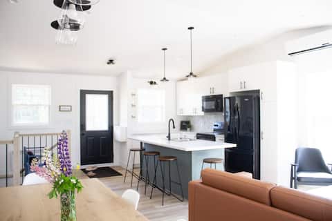Top performing Airbnb: Newly Built Summer Home Close to Beach in North Shore
