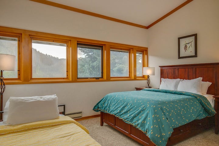 Chambre n °3 (à l'étage) lits Queen Size et lits jumeaux. Vue sur la pente