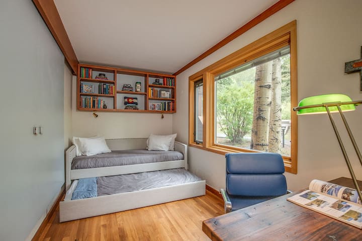 Chambre n °2 (en bas) avec bureau et chaise.  Vue avec portes d'intimité fermées.