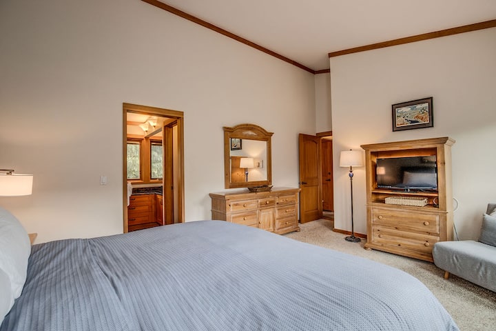 Chambre n °4 (à l'étage)  Vue sur la porte de la salle de bain et placard