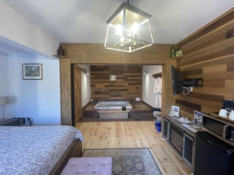 Country Suite - Private HotTub, KingBd, Downtown