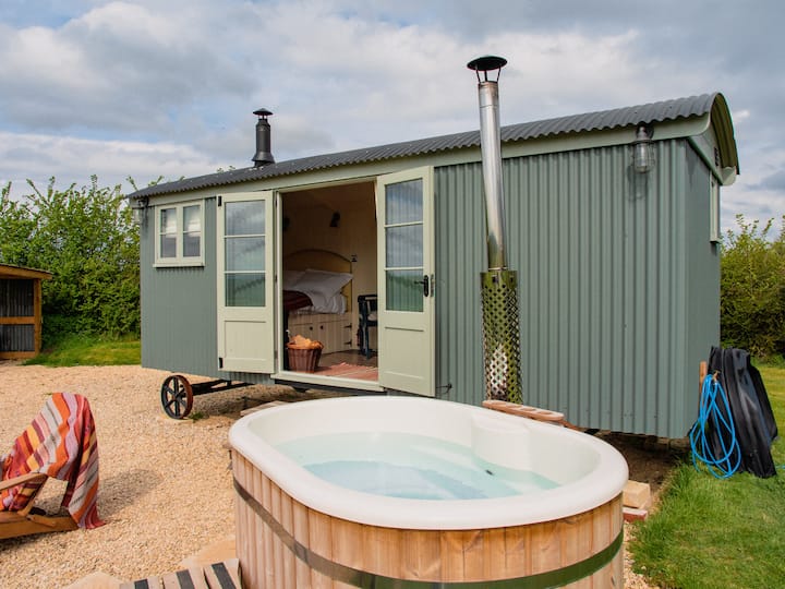 Celestial Cotsworld Shepherds Hut photo 3