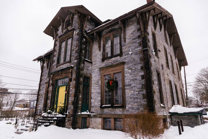 Beautifully restored Clifden Manor gallery image 4