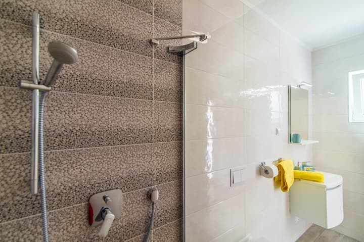 - Baño 2.
