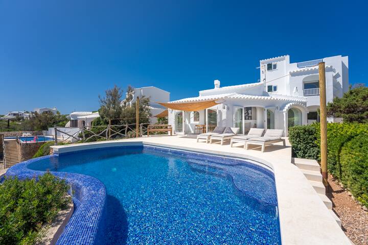 Villa sobre la playa de Cala Morell, Menorca gallery image 2