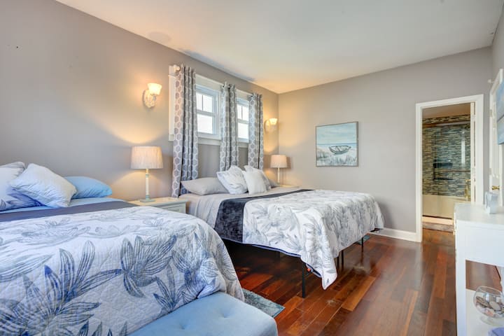 ห้องนอนหลักชั้นหลัก #1
เตียงคิงไซส์ 1 เตียง - ที่นอนสีม่วง
เตียงใหญ่ 1 เตียง - ที่นอน Helix 
ตู้เสื้อผ้าขนาดใหญ่แบบวอล์คอิน 
เชื่อมต่อกับห้องน้ำชั้นหลัก