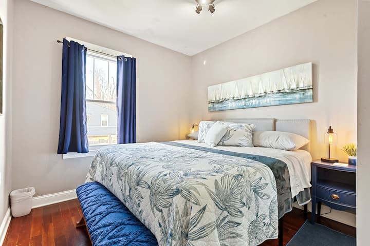 ห้องนอนระดับหลัก # 2
เตียงคิงไซส์โต๊ะข้างเตียง 2 ตัวโคมไฟ 2 ดวงพร้อมปลั๊ก USB ม้านั่งกระจกและตู้เสื้อผ้าขนาดใหญ่