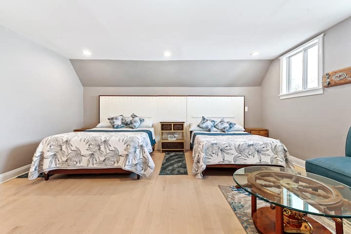 ห้องนอน #4 ชั้นบน/ชั้นสอง
เตียงควีนไซส์ + เตียงใหญ่